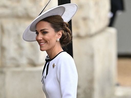 Por que a princesa Kate usou branco na cerimônia de aniversário de Charles III? Entenda