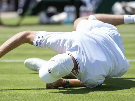 Drama en Wimbledon: uno de los favoritos abandona cojeando