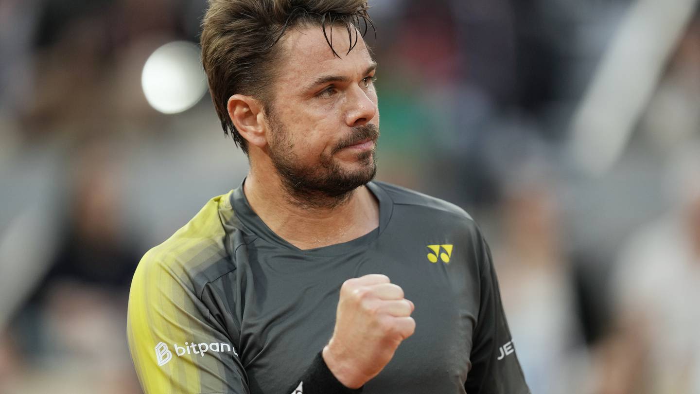 Stan Wawrinka, who is 39, beats Andy Murray, who is 37, at the French Open. Alcaraz and Osaka win
