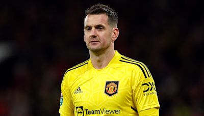 Tom Heaton signs new one-year deal with Manchester United
