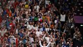 Franceses fazem fila quilométrica para ver 1º ouro olímpico do fenômeno da natação Leon Marchand; veja