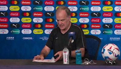 Bielsa protege a sus jugadores ante los medios - MarcaTV