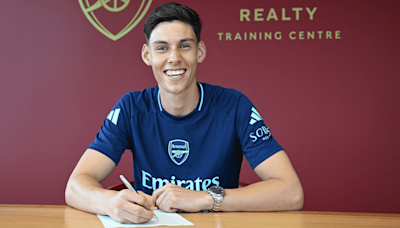 Alexei Rojas signs professional contract