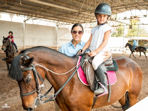 Niños festejan con caballos