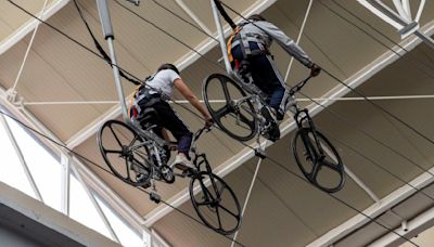 Recorre el circuito en bicicleta a más de 10 metros de altura en Kinezis