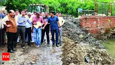 LG directs agencies to carry out desilting urgently | Delhi News - Times of India