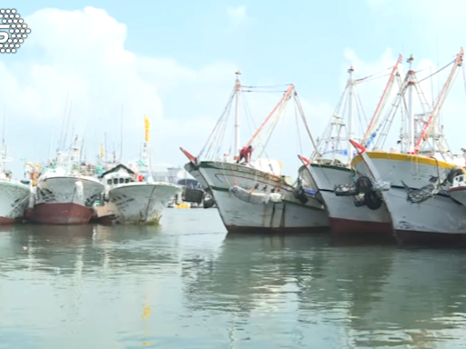 天文大潮東港再積水！ 漁船進港卡位防颱