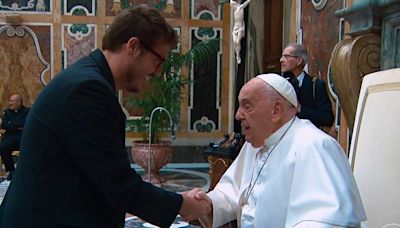 Ateu, Fábio Porchat se encontra com papa Francisco e leva dona Florinda à Globo