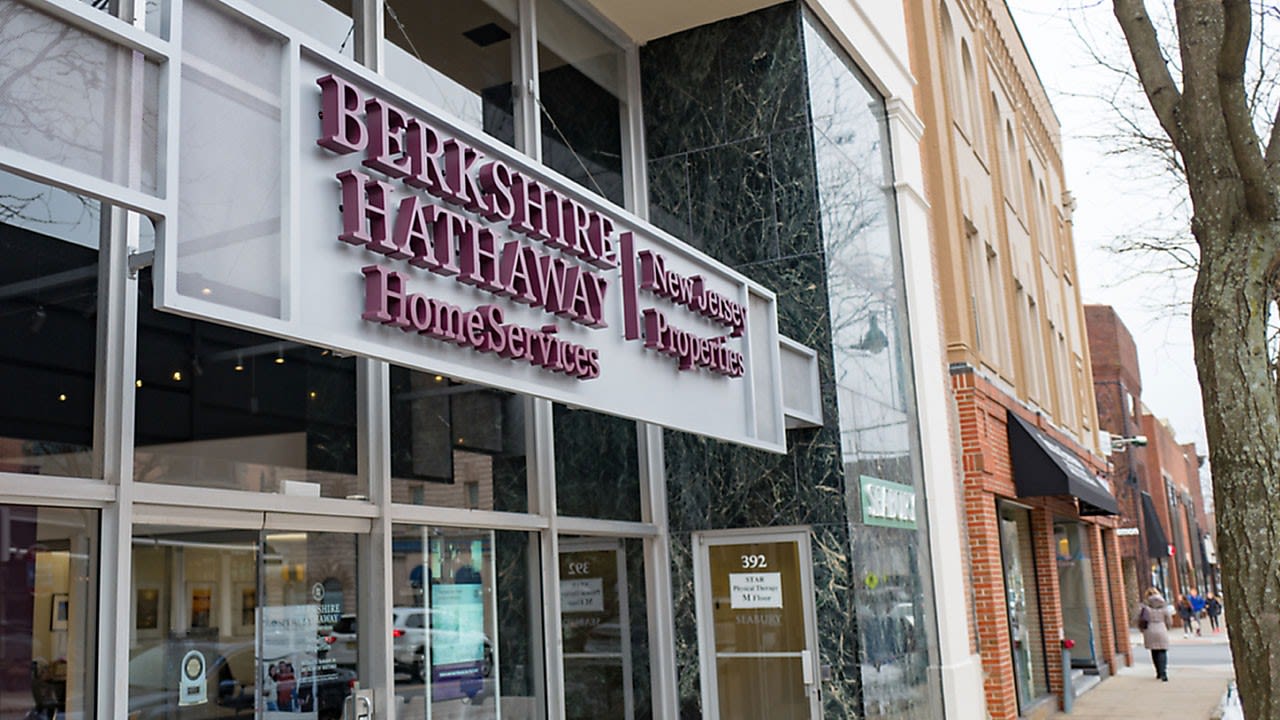 Is Berkshire Hathaway (BRK-B) the Best Blue Chip Stock To Invest In According to Short Sellers?