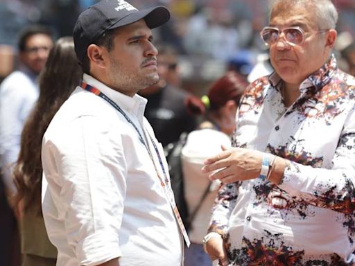 Hijo de AMLO presente en la práctica de bateo en el Estadio Alfredo Harp Helú