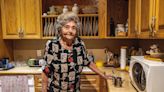 Cubana de 90 años quiere vivir en su casa, pero una tutora la puso en venta. ¿Y ahora qué?