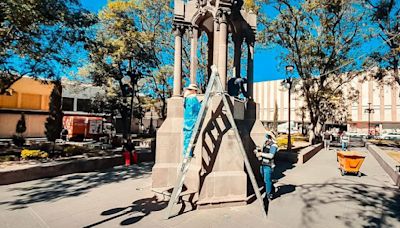 Dan mantenimiento a Columna de Independencia del Jardín San Juan de Dios, tras sismos en SLP | San Luis Potosí