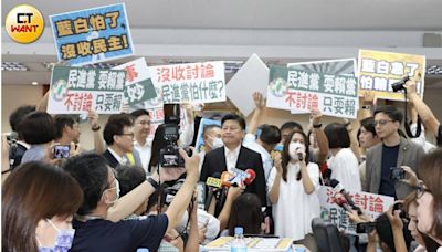 防《選罷法》修正案出委 綠委甲動佔內政委員會主席台