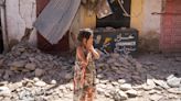 Marroquíes duermen en las calles por 3er día seguido tras sismo que dejó 2.100 muertos