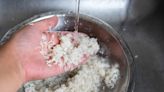¿Es malo no lavar el arroz antes de cocinarlo? Hablan los expertos
