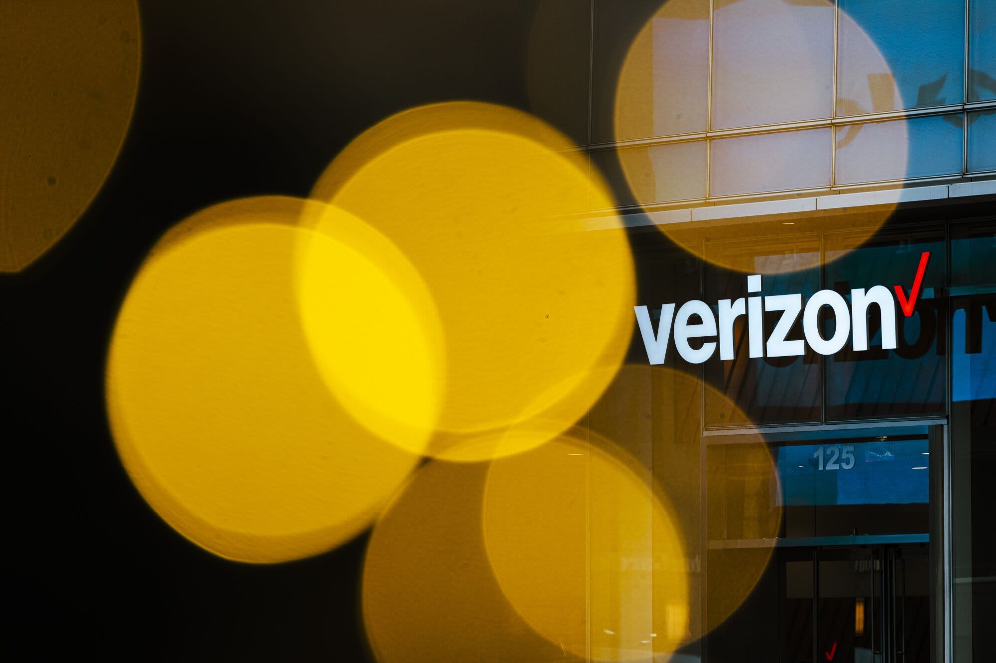 Verizon’s $9.6 Billion Bid for Frontier Expands Broadband