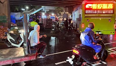 快訊／北市離奇事故！老婦騎單車路過華中橋 下秒詭捲公車底受困