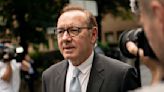 Kevin Spacey lucha por contener las lágrimas al testificar por acusaciones de abuso sexual