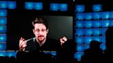 Snowden receives Russian passport, takes citizenship oath