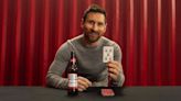 Budweiser renovó el sponsoreo global con Messi y lanzó una campaña con guiño al "5 de copas"