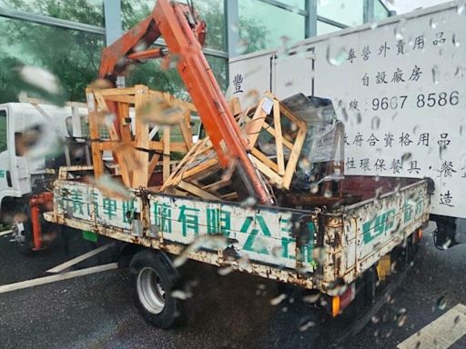 吐露港公路4車相撞 貨車司機被困