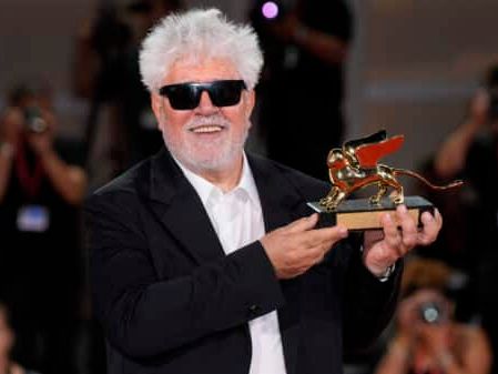 Pedro Almodóvar gana el León de Oro de Venecia con 'La habitación de al lado'