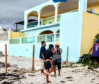 Vecinos acusan a mujer canadiense de intentar adueñarse de zona federal en la playa de Chelem, Yucatán