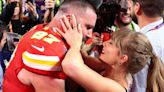 Taylor Swift y Travis Kelce festejan el triunfo de los Chiefs en el Super Bowl 2024