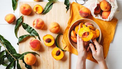 These Are Three Ways to Peel a Peach and Remove the Stone Without a Knife