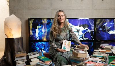 Bruna Lombardi: ‘Literatura é o que me segura, é minha raiz’; conheça a biblioteca afetiva da atriz