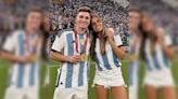 VIDEO | Las redes sociales explotaron por la actitud de la novia de Julián Álvarez con hinchas argentinos