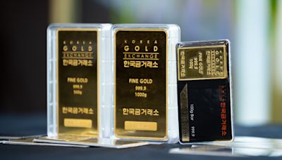 Gold bars are selling like hot cakes in Korea's convenience stores and vending machines