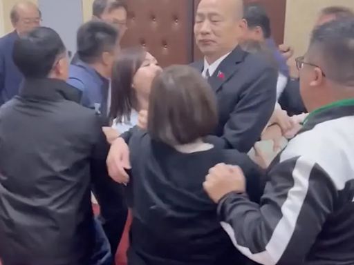 國會搶人大戰！韓國瑜遭女綠委熊抱面露無奈