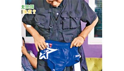 古天樂玩遊戲「找數」着泳褲