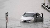 Dallas: caen tres meses de lluvia en seis horas, lo que requiere del rescate de vehículos sumergidos