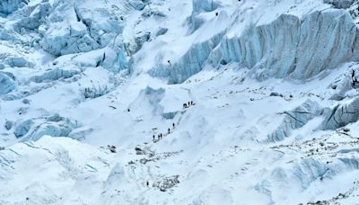 4 climbers dead on Mount Everest, 1 missing; ice collapse among factors cited