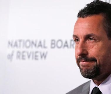 De imitar a su abuela a convertirse en el actor mejor pago del mundo: amor, amistad y negocios en la vida de Adam Sandler