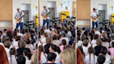 Intérprete británico Ed Sheeran cantó en escuela primaria de su país - Noticias Prensa Latina