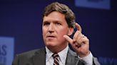 Fox News anunció la salida de Tucker Carlson, una de sus estrellas vinculada con la difusión de falsedades