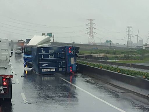 駕駛奇蹟輕傷！彰化貨櫃車急雨中翻覆 西濱車流回堵3公里