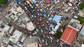 Vendedores y compradores llenan el mercado de Puerto Príncipe en medio de la basura