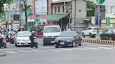 3度擋救護車前進！75歲婦：嚇到了不是故意│TVBS新聞網