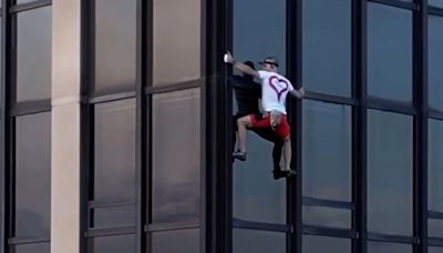 Los impactantes videos de vértigo de Marcin Banot, el influencer detenido por escalar un edificio en Puerto Madero