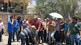 Pobladores y transportistas de La Raya confrontan a maestros del SNTE que bloquean aeropuerto de Oaxaca