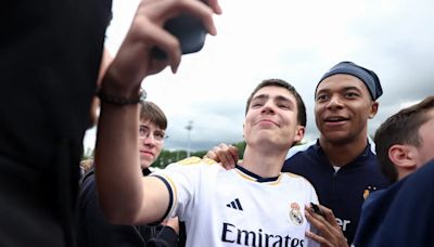 Real Madrid shirts printed with Kylian Mbappé suffering a 6-week delivery delay