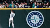Gilbert dominant on mound and gets help from Rodríguez in the field as Mariners top Reds 3-1