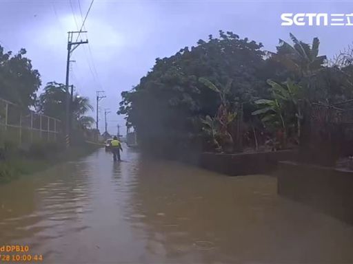 快訊／大雨狂炸高雄！梓官往納骨塔道路「積水60cm」 警攙扶涉水婦封路