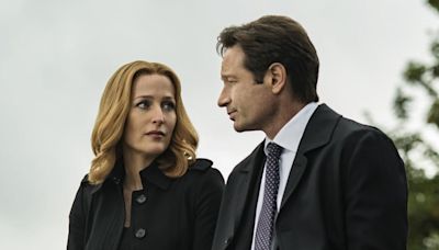 Gillian Anderson se refirió a la noche en la que ignoró a su novio y besó a David Duchovny: “¡No sé por qué lo hice!”