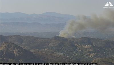 Brush fire breaks out in Thousand Oaks near Highway 101