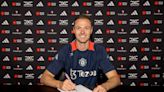 Evans signs new Manchester United contract